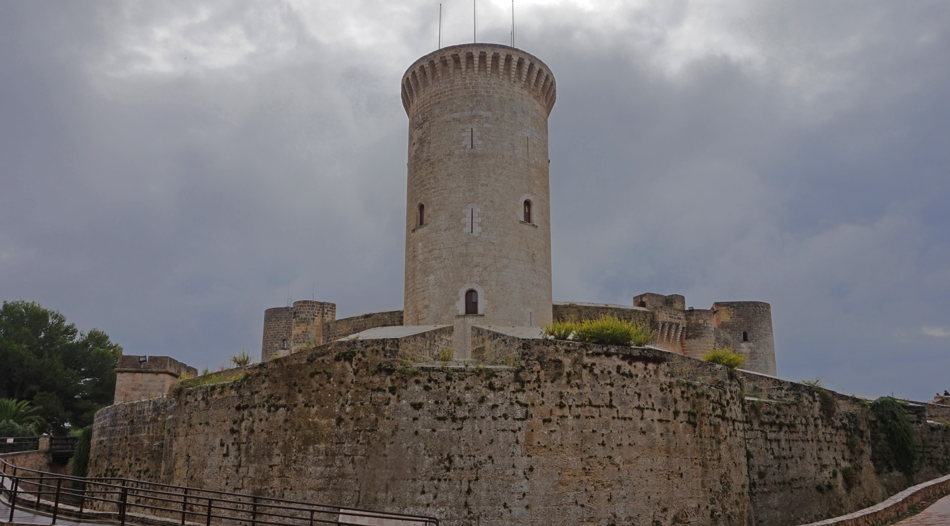 Das Castell de Bellver thront inmitten bedrohlicher Wolken